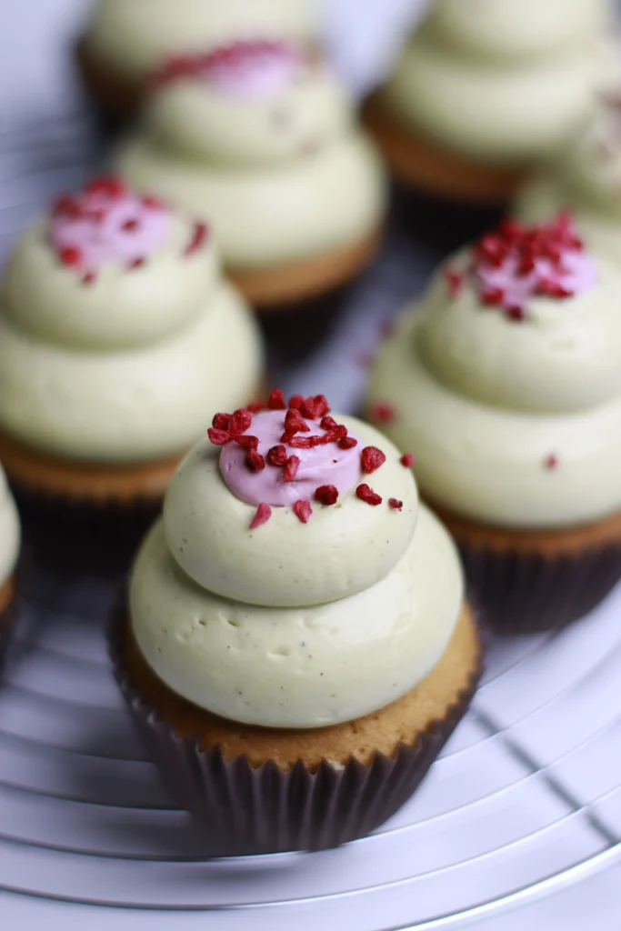 Pistacijų aviečių keksiukai