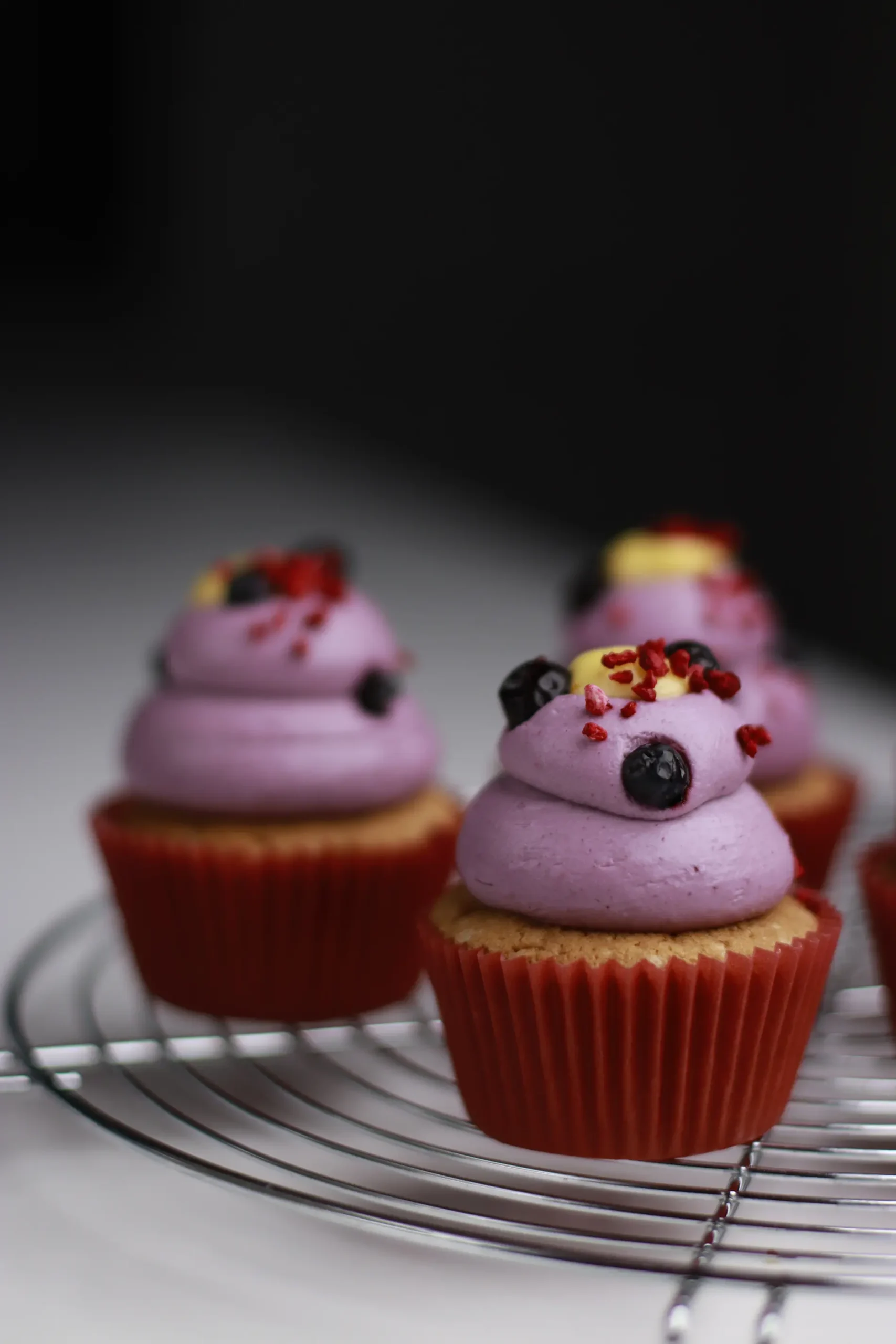 Juodųjų serbentų su apelsinų kurdo įdaru keksiukų receptas